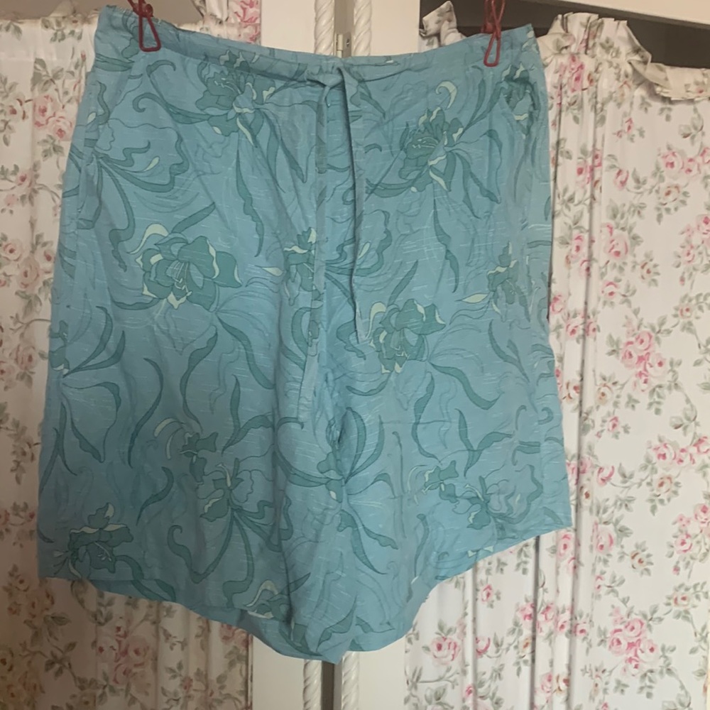 Tommy Bahama silk shorts. SZ 6